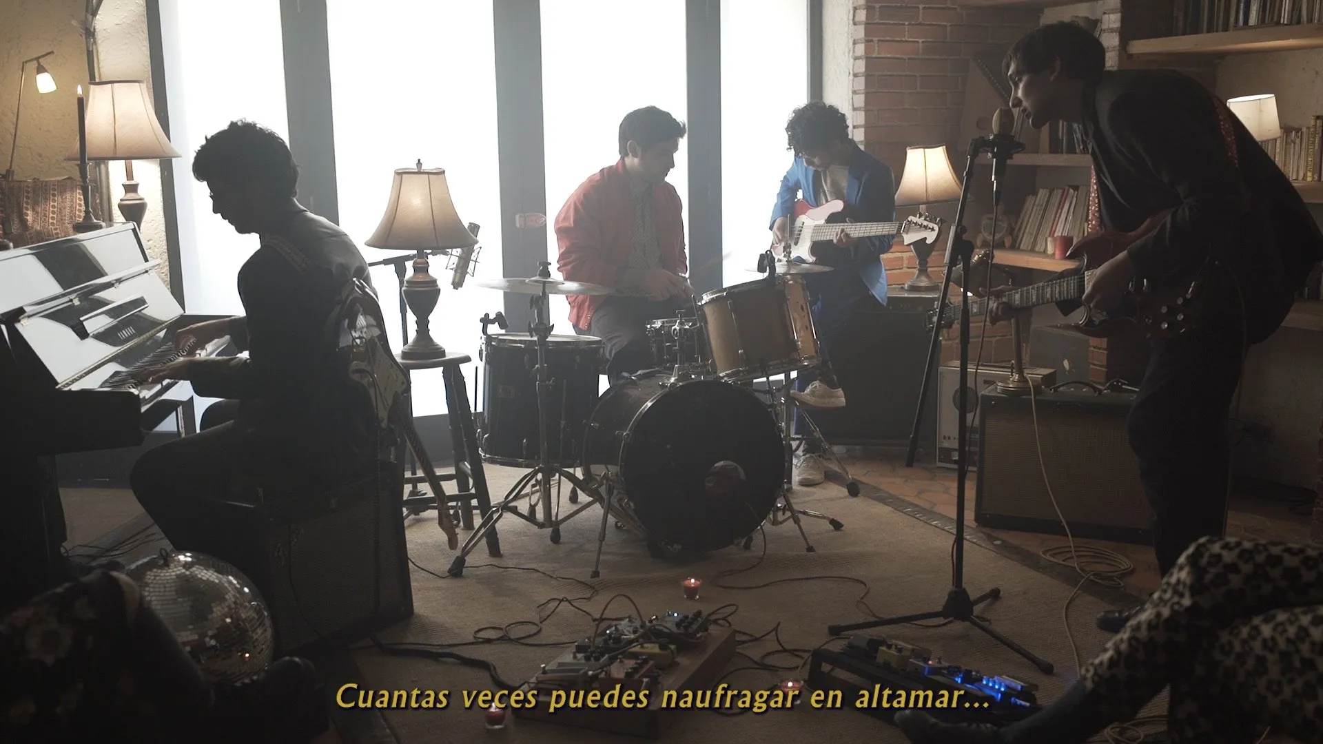 Fotograma 1 de 1 de Naufragios, lyric video — Dylan Thomas.