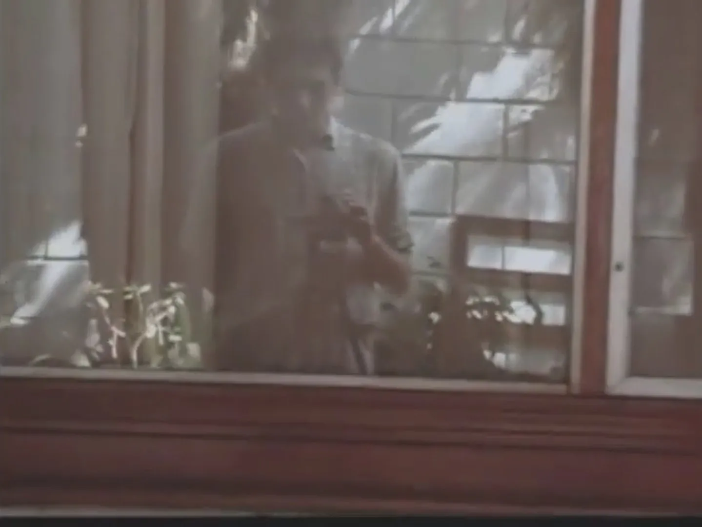Fotograma 4 de 8 de Lost My Mind — The Blue Apt.